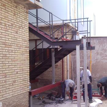Instalación de la escalera de acceso a dormitorios y capilla